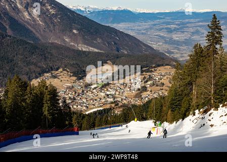 Vista aerea della città di Andalo con lo sfondo delle montagne in inverno. Località sciistica Paganella Andalo, Trentino-alto Adige, Italia, Dolomiti italiane, pag Foto Stock