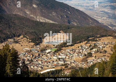 Vista aerea della città di Andalo con lo sfondo delle montagne in inverno. Località sciistica Paganella Andalo, Trentino-alto Adige, Italia, Dolomiti italiane, pag Foto Stock