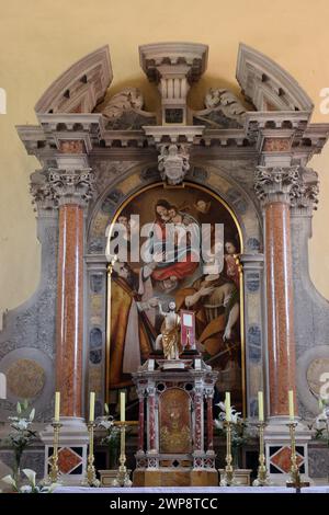 Altare maggiore nella chiesa parrocchiale di San Silvestro Papa a Kanfanar, Croazia Foto Stock