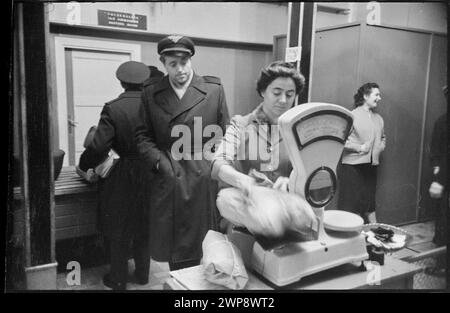 Fotografia che mostra i funzionari doganali della stazione estera dell'aeroporto di Varsavia nel 1959 durante le procedure di passaporto e briefing, parte della serie di fotogiornalismo di Wiesław Prażuch "Please Open!". Foto Stock