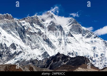 Parete sud del monte Lhotse in Himalaya. Alto e ripido muro di montagna in Nepal. Vista dalla valle di Chukhung sul campo base dell'everest, vicino a mt. Imja TSE Foto Stock