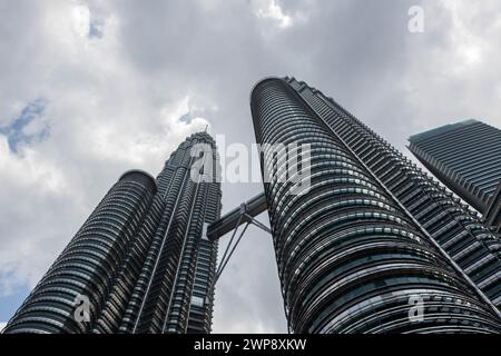 Kuala Lumpur, Malesia - 2 novembre 2023: Vista delle torri gemelle Petronas dal basso verso l'alto. Foto Stock