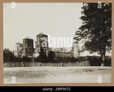 Vista laterale delle rovine del castello di Mir, che mostra resti strutturali, catturati con stampe o fotografie dal 1916 al 1927. Foto Stock