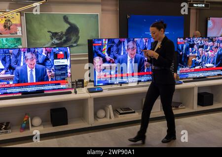 Jeremy Hunt, Cancelliere dello Scacchiere del Regno Unito, fornisce il suo budget, delineando le tasse e i piani di spesa del governo guardati sugli schermi televisivi in diretta in un grande magazzino di Londra. 6 marzo 2024. Londra, Inghilterra, Regno Unito Foto Stock