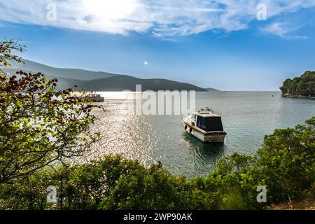Attracco in barca in una splendida baia (Osor) sull'isola di Cherso-Lussino nel mare Adriatico, Croazia Foto Stock