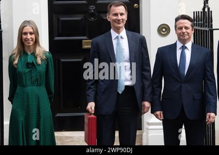 Londra, Regno Unito. 6 marzo 2024. (L-R) - Laura Trott - Segretario capo al Tesoro, Jeremy Hunt - Cancelliere dello Scacchiere, Nigel Huddleston - Segretario finanziario al Tesoro fuori 11 Downing Street prima di partire per il Parlamento, dove il Cancelliere farà una dichiarazione sul bilancio di primavera 2024. Credito: Justin ng/Alamy Live News. Foto Stock