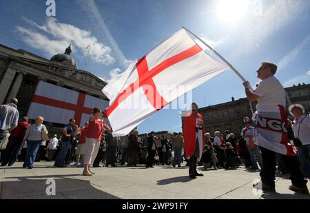 20/04/13 il caldo clima primaverile finalmente arriva in tempo per la St. George's Day Parade a Nottingham oggi. Tutti i diritti riservati - F Stop Press. www. Foto Stock