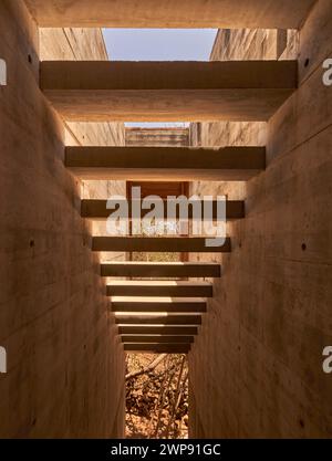 Scale nell'ala degli ospiti. Casa Cometa, Mazunte, Messico. Architetto: Mauricio Rocha con Gabriela Carrillo, 2022. Foto Stock