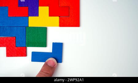 Uomo d'affari che cerca di abbinare pezzi di puzzle, pensiero critico, processo decisionale, concetto di concentrazione, pensiero logico, analisi della situazione, Foto Stock