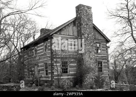 Capanna rustica in legno con Chimney di pietra Foto Stock