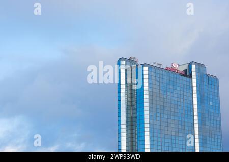 Glasgow Scozia: 13 febbraio 2024: L'esterno della torre Crowne Plaza sul fiume Clyde vicino a Pacific Quay, giorno di sole Foto Stock