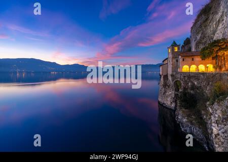 Il vecchio monastero di Santa Caterina del Sasso Ballaro, affacciata sul Lago Maggiore, Leggiuno, provincia di Varese, Lombardia, Italia. Foto Stock