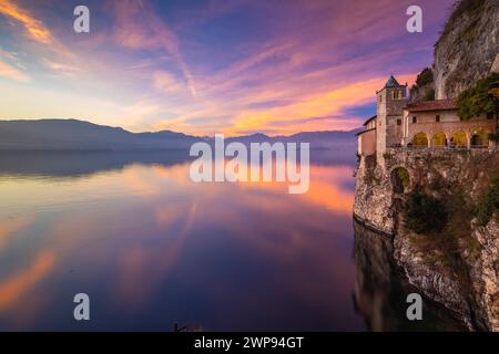 Il vecchio monastero di Santa Caterina del Sasso Ballaro, affacciata sul Lago Maggiore, Leggiuno, provincia di Varese, Lombardia, Italia. Foto Stock