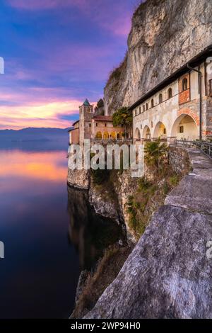 Il vecchio monastero di Santa Caterina del Sasso Ballaro, affacciata sul Lago Maggiore, Leggiuno, provincia di Varese, Lombardia, Italia. Foto Stock