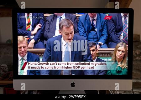 Jeremy Hunt Tory Cancelliere conservatore dello Scacchiere consegna il bilancio di primavera 2024 il 6 marzo alla camera dei comuni di Londra Inghilterra Regno Unito Foto Stock