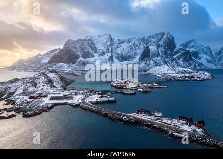 Vista aerea dell'isola di Sakrisøya e della baia di Reine verso Reinebringen in inverno, isole Lofoten, Norvegia. Foto Stock