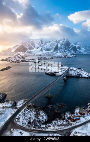 Vista aerea dell'isola di Sakrisøya e della baia di Reine verso Reinebringen in inverno, isole Lofoten, Norvegia. Foto Stock