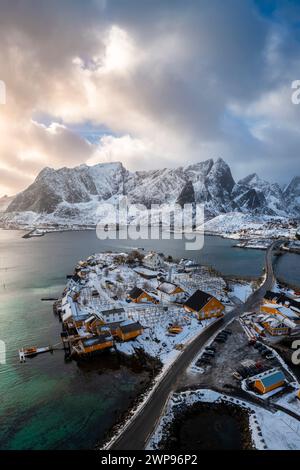 Vista aerea dell'isola di Sakrisøya e della baia di Reine verso Reinebringen in inverno, isole Lofoten, Norvegia. Foto Stock