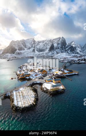 Vista aerea dell'isola di Sakrisøya e della baia di Reine verso Reinebringen in inverno, isole Lofoten, Norvegia. Foto Stock