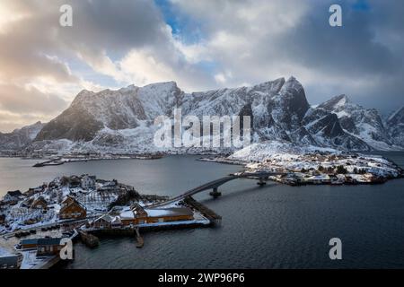 Vista aerea dell'isola di Sakrisøya e della baia di Reine verso Reinebringen in inverno, isole Lofoten, Norvegia. Foto Stock