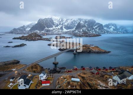 Vista aerea dell'isola di Sakrisøya e della baia di Reine verso Reinebringen in inverno, isole Lofoten, Norvegia. Foto Stock