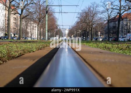 Leere Straßenbahngleise entlang der Bornholmer Straße a Berlin-Prenzlauer Berg. Die Gewerkschaft Verdi Hat die Beschäftigten der kommunalen Nahverkehrsbetriebe zu einem 35-stündigen Warnstreik aufgerufen. A Berlino fahren keinen U-Bahnen, Busse oder Straßenbahnen der Berliner Verkehrsbetriebe BVG. / Piste vuote per tram lungo Bornholmer Strasse a Berlino-Prenzlauer Berg. Il sindacato Verdi ha invitato i dipendenti delle aziende di trasporto pubblico locale a fare uno sciopero di allarme di 35 ore. A Berlino non vi sono treni della metropolitana, autobus o tram della Berliner Verkehrsbetriebe BVG. Warnstre Foto Stock