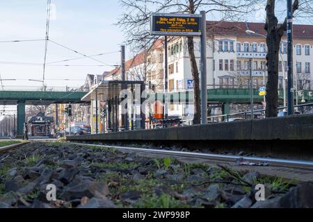 Leere Straßenbahnhaltestelle an der Bornholmer Straße a Berlin-Prenzlauer Berg. Die Gewerkschaft Verdi Hat die Beschäftigten der kommunalen Nahverkehrsbetriebe zu einem 35-stündigen Warnstreik aufgerufen. A Berlino fahren keinen U-Bahnen, Busse oder Straßenbahnen der Berliner Verkehrsbetriebe BVG. / Fermata vuota del tram su Bornholmer Straße a Berlino-Prenzlauer Berg. Il sindacato Verdi ha invitato i dipendenti delle aziende di trasporto pubblico locale a fare uno sciopero di allarme di 35 ore. A Berlino non sono in funzione treni della metropolitana, autobus o tram della Berliner Verkehrsbetriebe BVG. Warnstreik sia Foto Stock