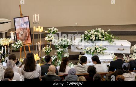 ODESA, UCRAINA - 6 MARZO 2024 - il servizio commemorativo per Anna Haidarzhy, 31 anni, e suo figlio di quattro mesi Tymofii, morto sotto le macerie della sezione crollata del blocco di appartamenti colpito dal drone russo a Odesa il 2 marzo si svolge a Odesa, Ucraina meridionale. Foto Stock