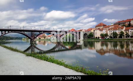 MARIBOR, SLOVENIA - 16 LUGLIO 2015: Storico ponte rosso (Glavni Most) sul fiume Drava nella città di Maribor in Slovenia Foto Stock