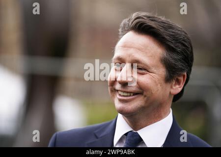 Nigel Huddleston, segretario finanziario al Tesoro, parlando ai media del College Green, Westminster, Londra, dopo che il Cancelliere dello Scacchiere Jeremy Hunt ha consegnato il suo bilancio alle Houses of Parliament. Data foto: Mercoledì 6 marzo 2024. Foto Stock