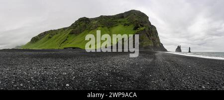 Panorama grandangolare di Reynisdrangar vicino alla città di Vik in Islanda Foto Stock