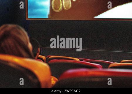 appassionati di cinema nella sala del cinema prima della prima. giorno libero per la famiglia Foto Stock