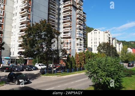 Zvornik, Bosnia ed Erzegovina, 1 ottobre 2022, l'argine e le strade della città di Zvornik lungo il fiume Drina, al confine con la Serbia Foto Stock