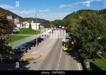 Zvornik, Bosnia ed Erzegovina, 1 ottobre 2022, la strada principale M19 in BiH collega il confine GP Sepak con Serbia e Sarajevo, attraverso Zvornik Foto Stock
