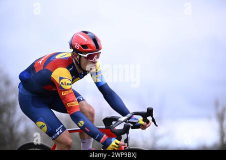 Mont Brouilly, Francia. 6 marzo 2024. Il belga Jasper Stuyven di Lidl-Trek nella foto in azione durante la quarta tappa della gara ciclistica a tappe Parigi-Nizza di otto giorni, una gara di 183 km da Chalon-sur-Saone a Mont Brouilly, Francia, mercoledì 06 marzo 2024. BELGA PHOTO JASPER JACOBS credito: Belga News Agency/Alamy Live News Foto Stock