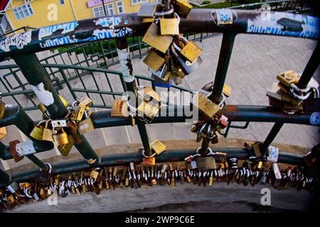 Un pioniere a Punta Arenas coperto da lucchetti Lock of Love. Foto Stock