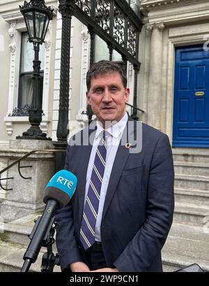 Il ministro dei trasporti Eamon Ryan ha parlato con i media fuori dalla Mansion House di Dublino, dove ha detto che "stabilirà il record" con il capo della Ryanair Michael o'Leary durante una riunione di giovedì. Data foto: Mercoledì 6 marzo 2024. Foto Stock