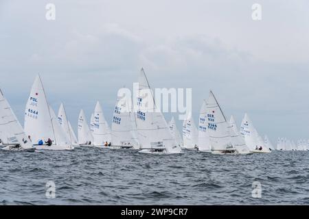 Weltmeisterschaften Starboot bei der Kieler Woche 2021 Regattafeld auf der Außenförde *** Campionati del mondo Starboat al Kiel Week 2021 campo di regata sul fiordo esterno Foto Stock