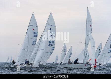 Weltmeisterschaften Starboot bei der Kieler Woche 2021 Regattafeld auf der Außenförde *** Campionati del mondo Starboat al Kiel Week 2021 campo di regata sul fiordo esterno Foto Stock