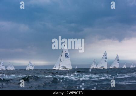 Weltmeisterschaften Starboot bei der Kieler Woche 2021 Regattafeld auf der Außenförde *** Campionati del mondo Starboat al Kiel Week 2021 campo di regata sul fiordo esterno Foto Stock