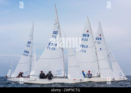 Weltmeisterschaften Starboot bei der Kieler Woche 2021 Regattafeld auf der Außenförde *** Campionati del mondo Starboat al Kiel Week 2021 campo di regata sul fiordo esterno Foto Stock