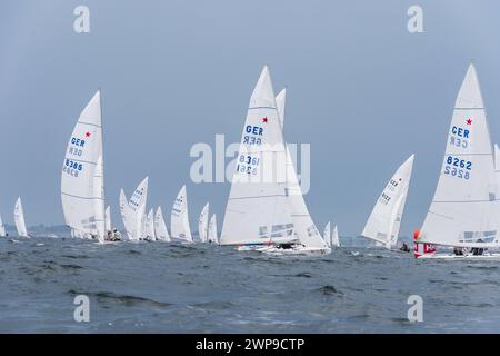 Weltmeisterschaften Starboot bei der Kieler Woche 2021 Regattafeld auf der Außenförde *** Campionati del mondo Starboat al Kiel Week 2021 campo di regata sul fiordo esterno Foto Stock