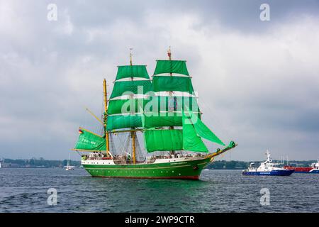 Die Bark Alexander von Humboldt II mit gestzten Segeln in der Kieler Förde in Begleitung eins Schiffes der Küstenwache *** la barca Alexander von Humboldt II con vele abbassate nel fiordo di Kiel accompagnata da una nave da guardia costiera Foto Stock