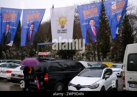 Stanbul, Turchia. 5 marzo 2024. Gli striscioni del comune metropolitano di Istanbul dell'AKP e dei candidati al sindaco dell'AKP EyÃ¼p erano appesi fianco a fianco. Manifesti e tende promozionali in preparazione delle elezioni locali che si terranno in Turchia il 31 marzo 2024 sono visibili per le strade di Istanbul. (Credit Image: © Mine Toz/SOPA Images via ZUMA Press Wire) SOLO PER USO EDITORIALE! Non per USO commerciale! Foto Stock