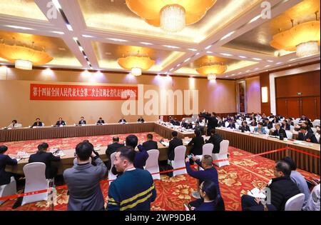 Pechino, Cina. 6 marzo 2024. Una riunione di gruppo dei deputati della delegazione della Provincia di Hubei si tiene alla seconda sessione del XIV Congresso Nazionale del popolo (NPC) a Pechino, capitale della Cina, il 6 marzo 2024. Crediti: Wang Jingqiang/Xinhua/Alamy Live News Foto Stock