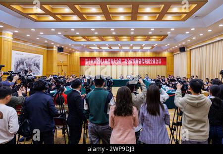 Pechino, Cina. 6 marzo 2024. Una riunione di gruppo dei deputati della delegazione della provincia di Guizhou si tiene durante la seconda sessione del XIV Congresso Nazionale del popolo (NPC) a Pechino, capitale della Cina, il 6 marzo 2024. Crediti: Liu Xu/Xinhua/Alamy Live News Foto Stock