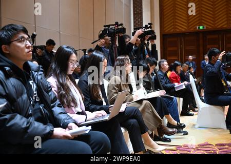 Pechino, Cina. 6 marzo 2024. I giornalisti lavorano in una riunione di gruppo di deputati della delegazione della Provincia di Hebei alla seconda sessione del XIV Congresso Nazionale del popolo (NPC) a Pechino, capitale della Cina, il 6 marzo 2024. Crediti: MU Yu/Xinhua/Alamy Live News Foto Stock