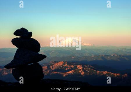 Carin costruito lungo il sentiero e vista del monte Adams nella Goat Rocks Wilderness area, Washington Foto Stock