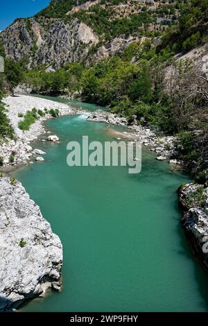 Vista del fiume Arachthos nella zona dei monti Tzoumerka in Epiro, Grecia Foto Stock