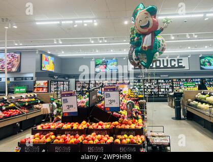 Baltimora, Stati Uniti. 28 febbraio 2024. Baltimora, Maryland, USA il 28 febbraio 2024. Il Giant Food Grocery Store è pieno di articoli per il St. Festa di Patrick. (Foto di Robyn Stevens Brody/Sipa USA) credito: SIPA USA/Alamy Live News Foto Stock